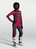 Alpinestars Stella Techstar Swan Jersey y Stella Techstar Swan Gear Set, conjunto de motocross para mujer, rojo y gris oscuro, con casco negro y botas blancas, diseño técnico para off-road.