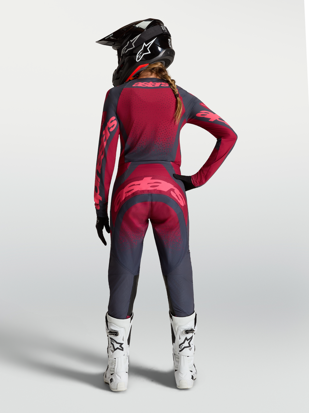 Alpinestars Stella Techstar Swan Jersey, jersey de motocross para mujer, rojo carmesí y gris oscuro, vista posterior del equipamiento técnico con ventilación perforada y ajuste ergonómico para pilotaje off-road