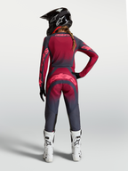 Alpinestars Stella Techstar Swan Jersey, jersey de motocross para mujer, rojo carmesí y gris oscuro, vista posterior del equipamiento técnico con ventilación perforada y ajuste ergonómico para pilotaje off-road