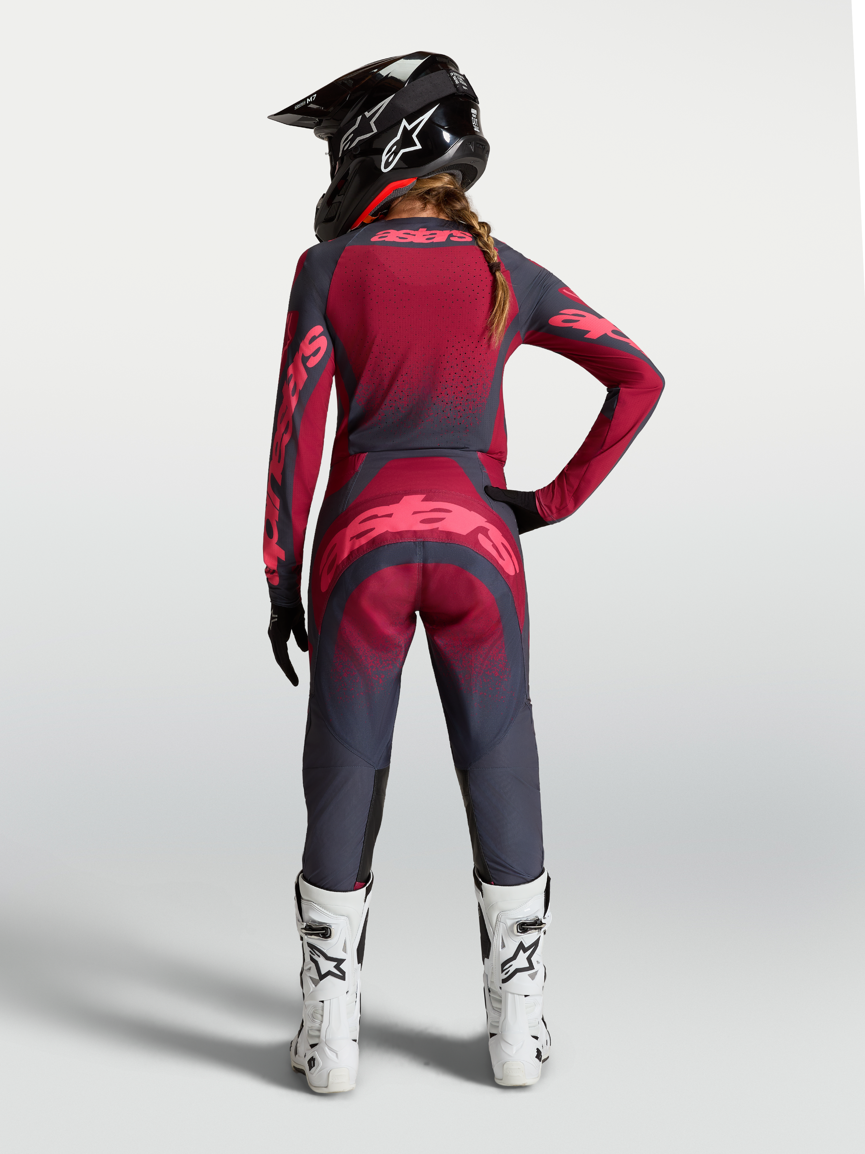 Alpinestars Stella Techstar Swan Jersey, jersey de motocross para mujer, rojo carmesí y gris oscuro, vista posterior del equipamiento técnico con ventilación perforada y ajuste ergonómico para pilotaje off-road