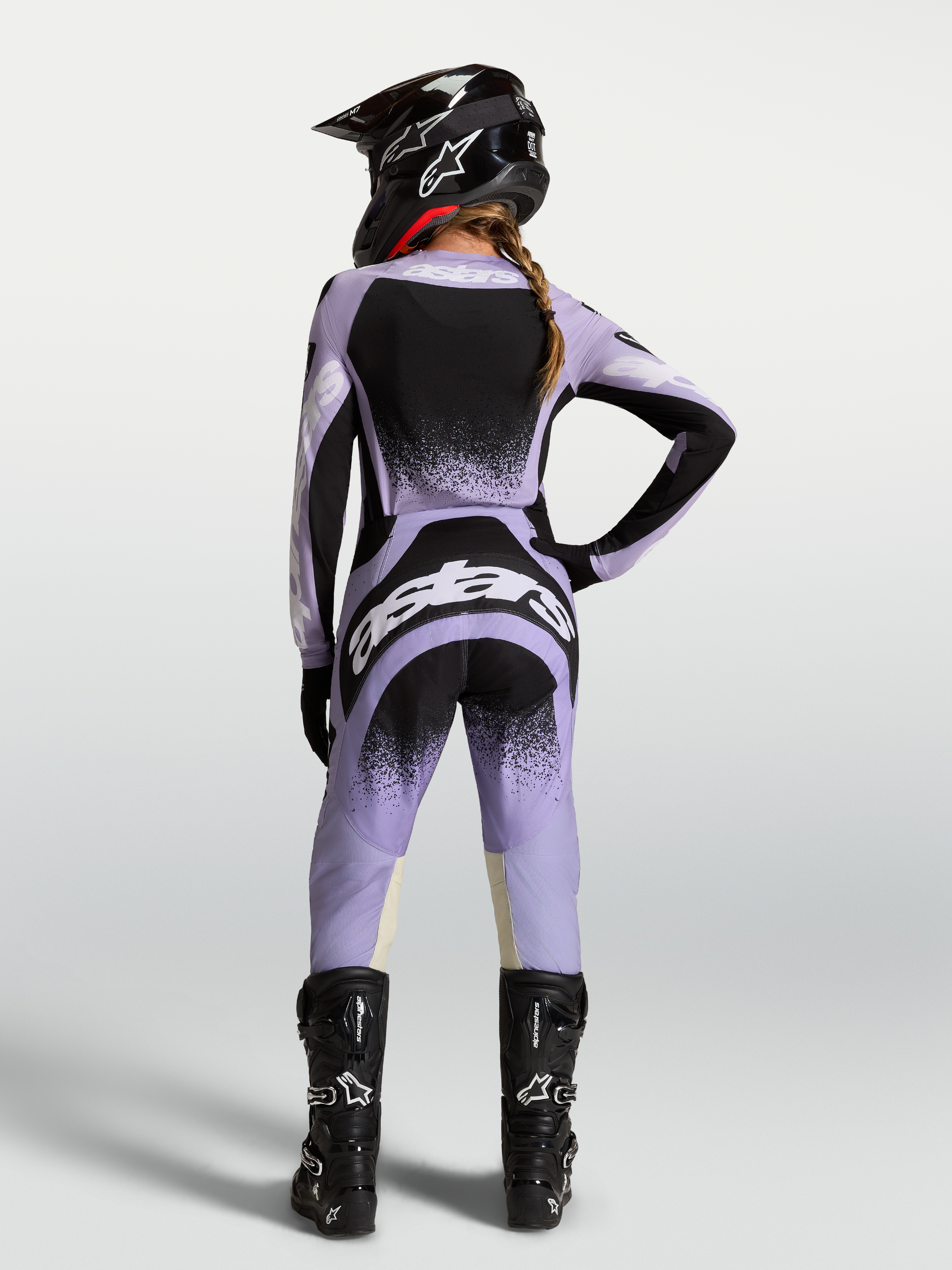 Alpinestars Stella Techstar Swan, jersey y conjunto de motocross para mujer en violeta claro y negro, vista trasera.