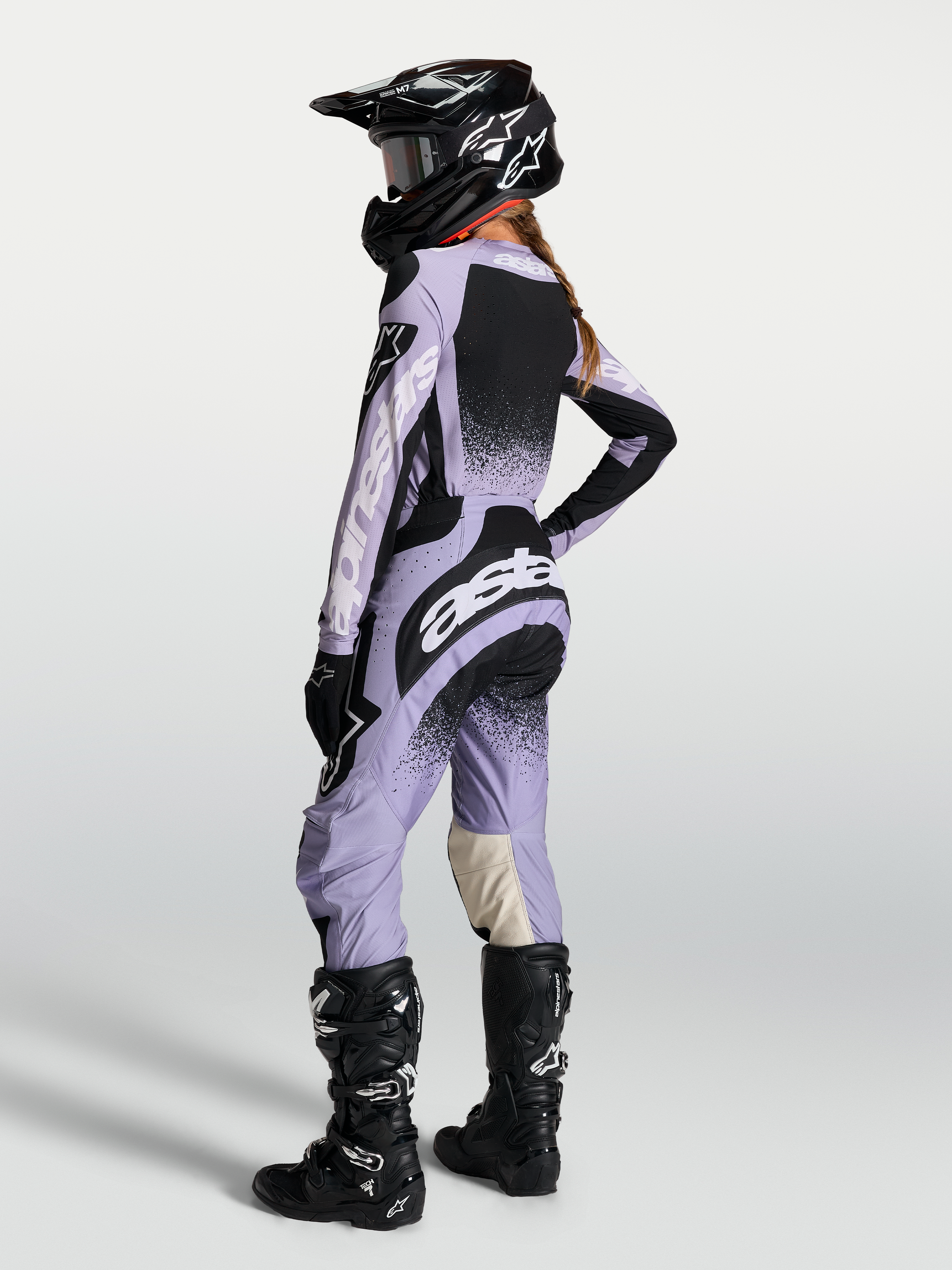 Alpinestars Stella Techstar Swan Jersey y Gear Set, conjunto de motocross para mujer, violeta claro y negro, vista trasera.