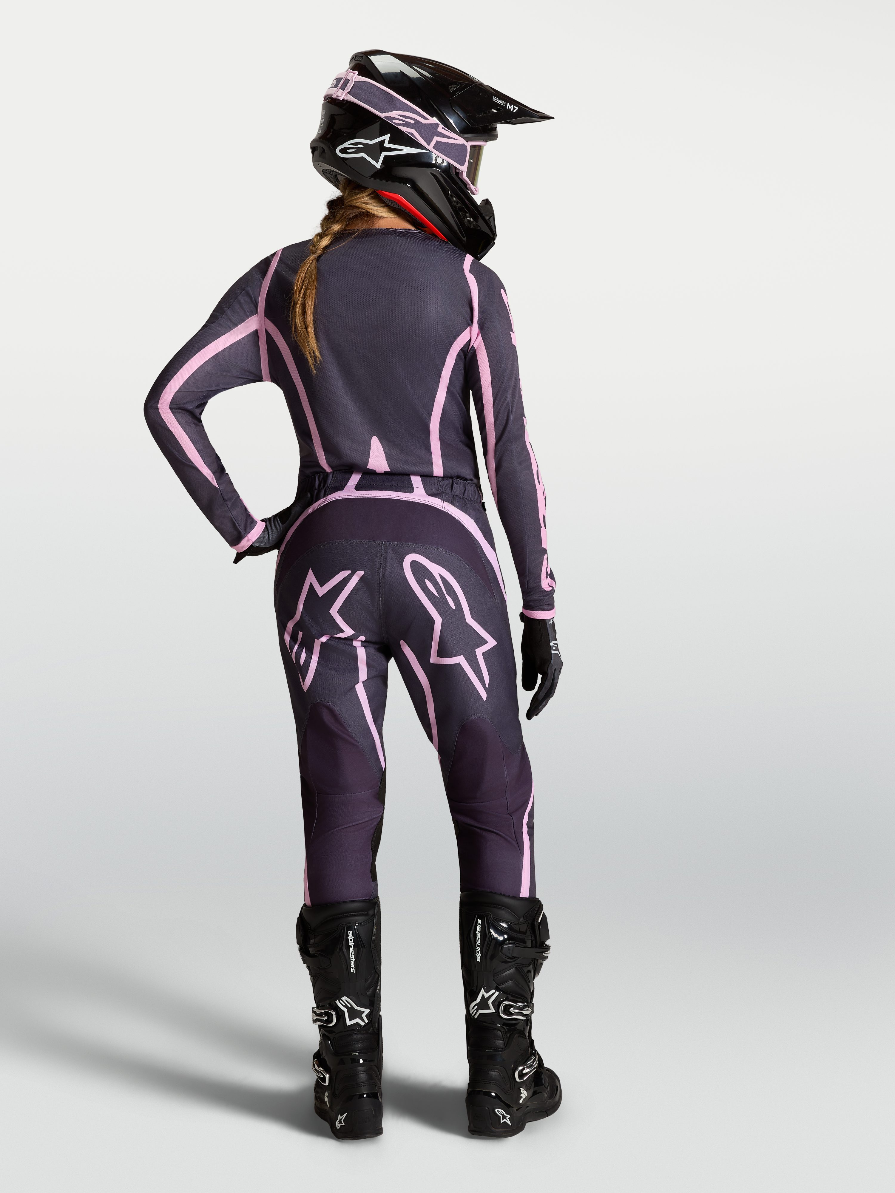 Alpinestars Stella Fluid Apex V2, jersey y conjunto de motocross para mujer, gris y rosa, vista trasera del equipo off-road