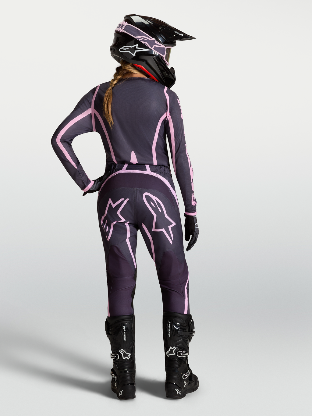 Alpinestars Stella Fluid Apex V2, pantalones de motocross para mujer, grises y rosa, vista trasera con equipo a juego