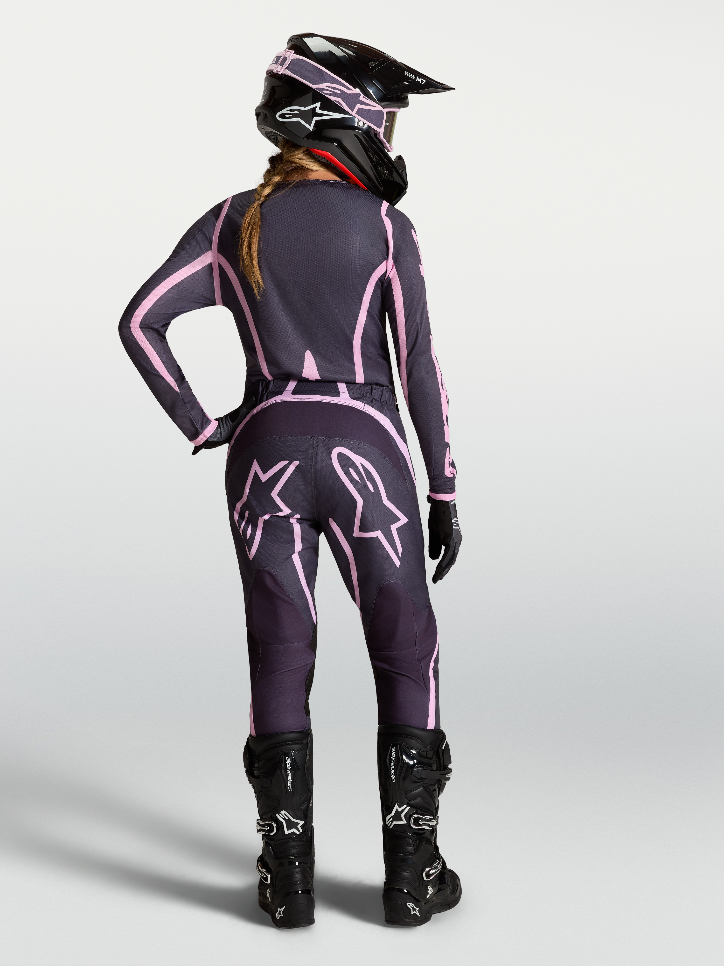 Alpinestars Stella Fluid Apex V2, pantalones de motocross para mujer, grises y rosa, vista trasera con equipo a juego