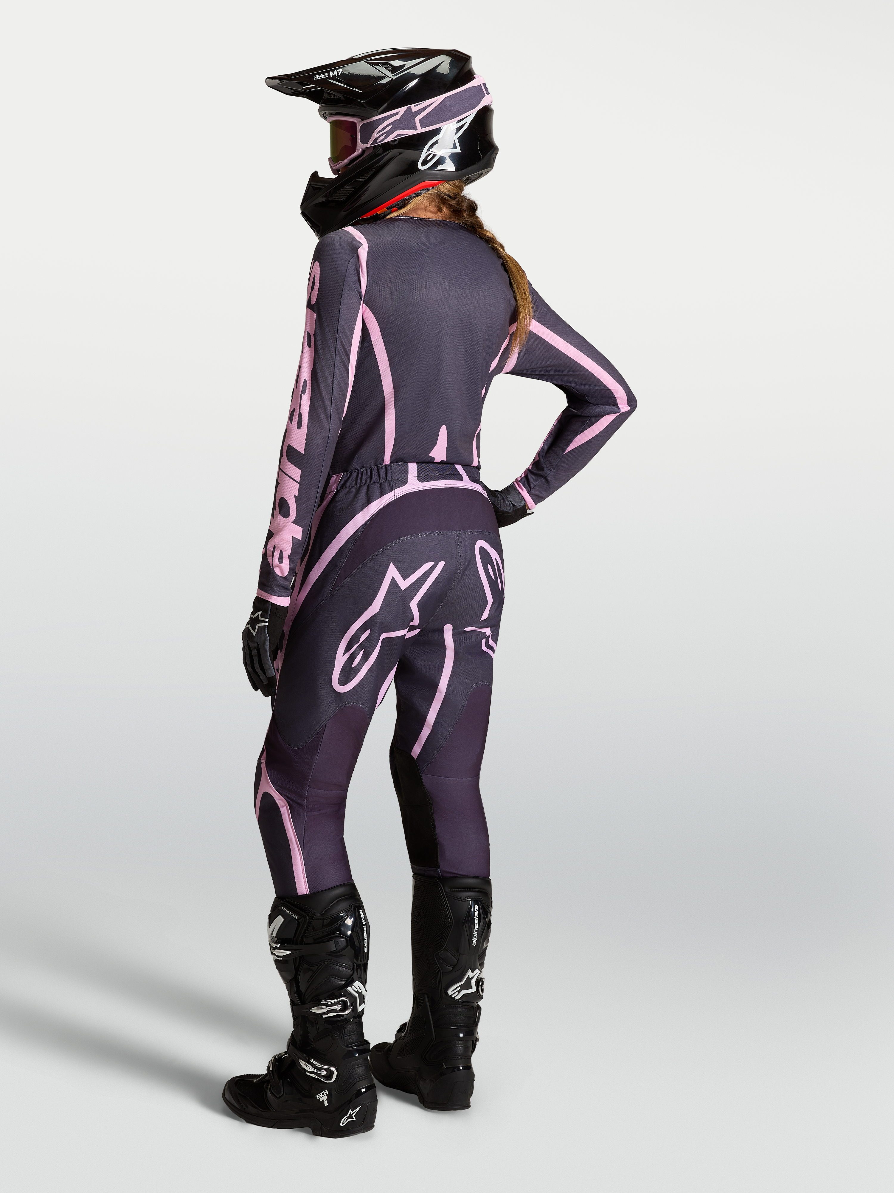 Alpinestars Stella Fluid Apex V2, pantalones de motocross para mujer en gris y rosa, conjunto completo visto desde atrás