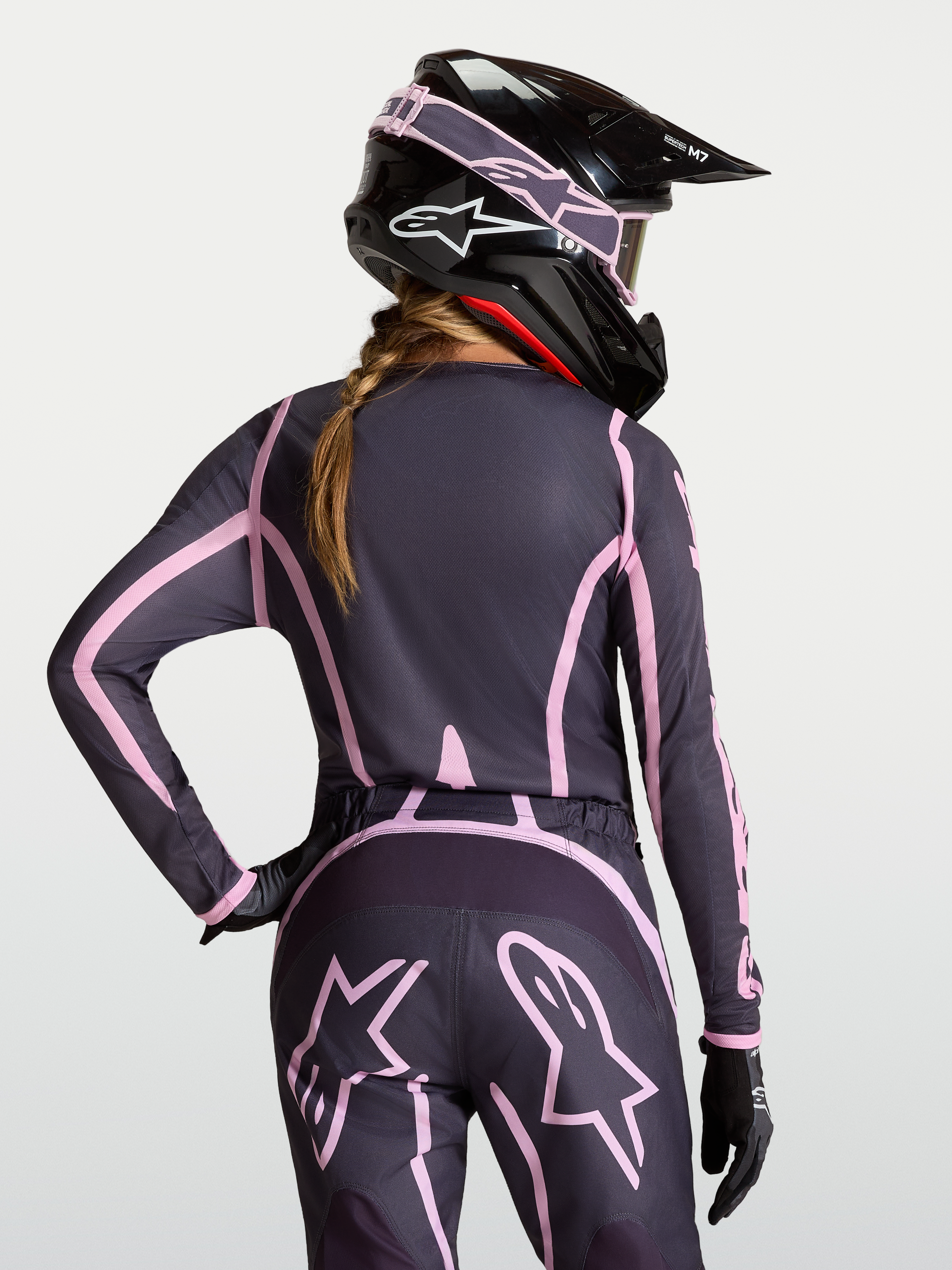 Alpinestars Stella Fluid Apex V2 Jersey, jersey de motocross para mujer, gris y rosa, con casco a juego