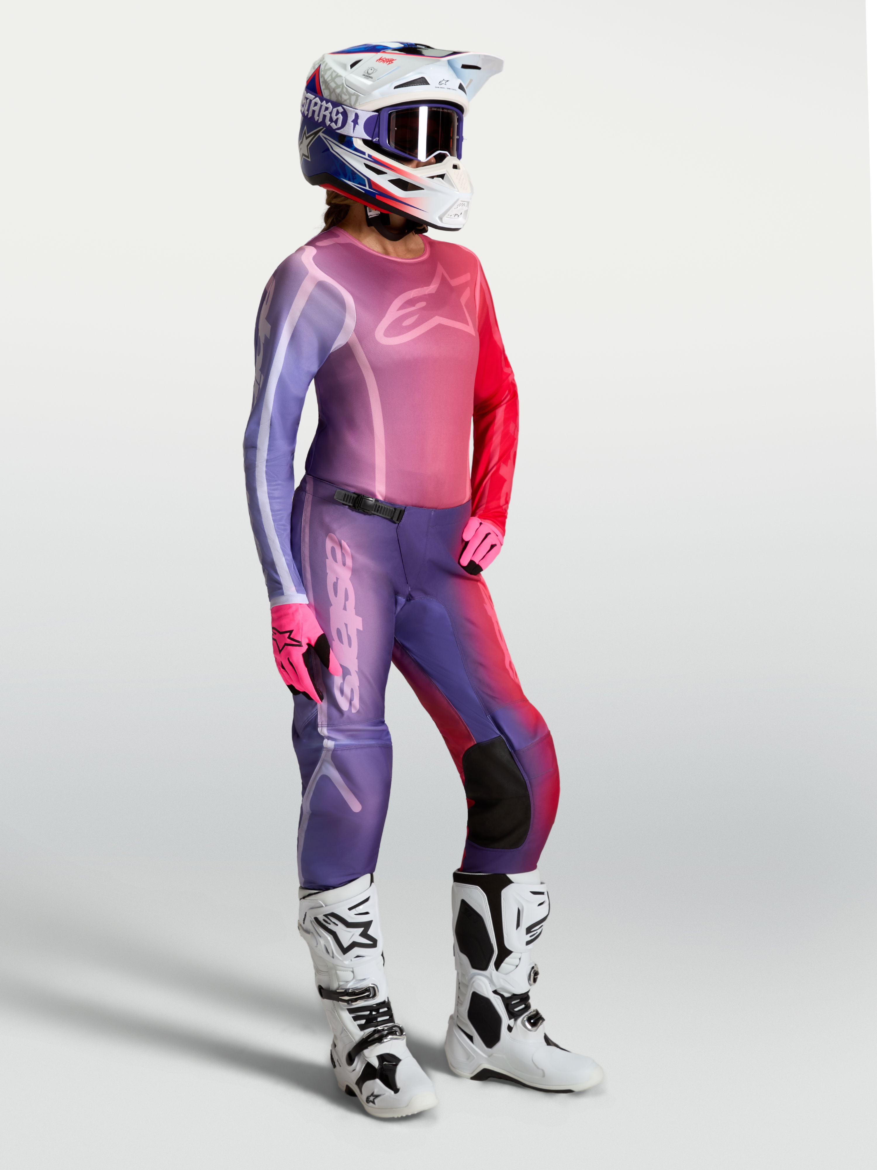 Alpinestars Stella Fluid Kepler, jersey de motocross para mujer, morado y rojo, con pantalones a juego y botas blancas