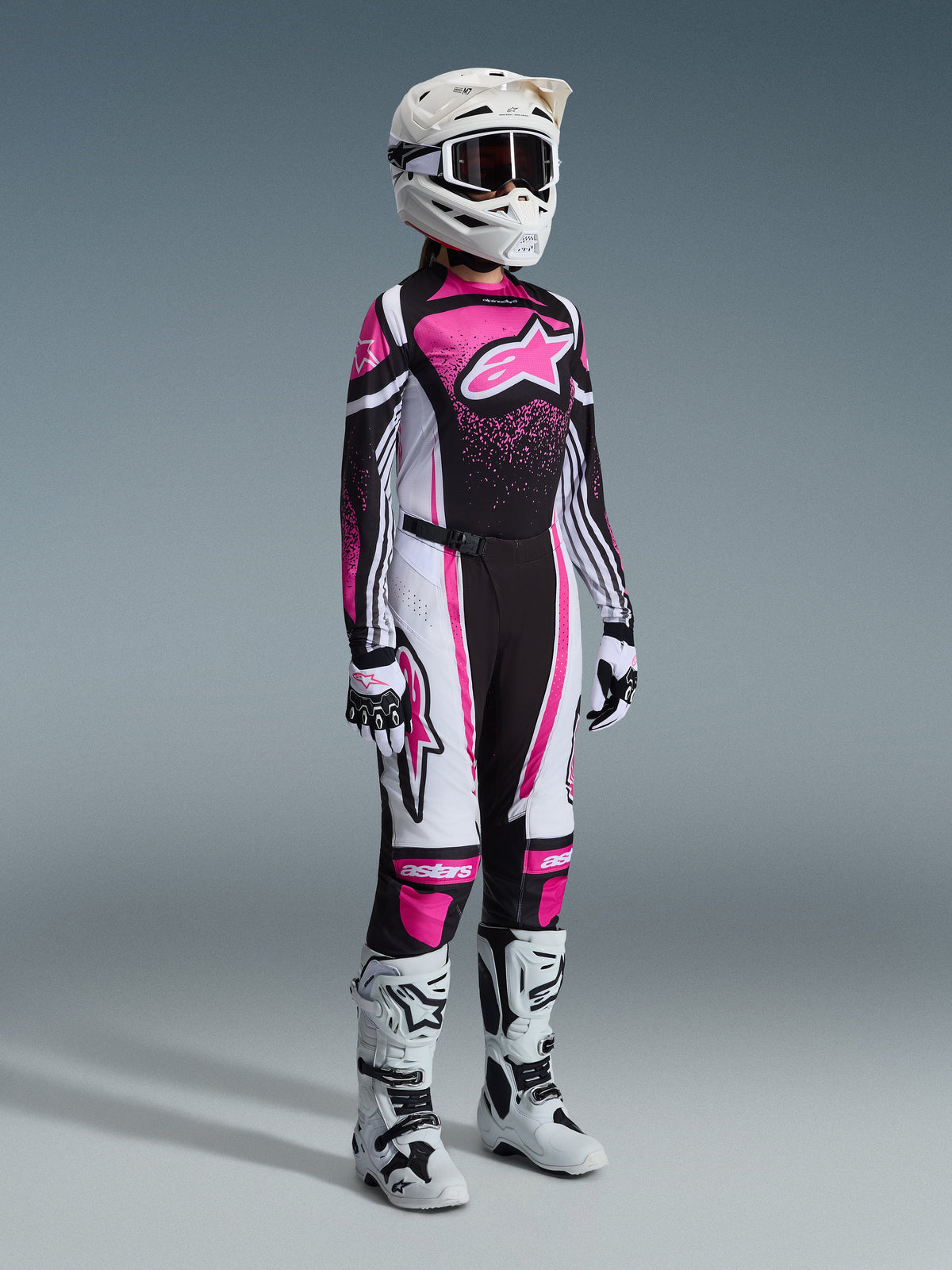 Alpinestars 2026 Stella Techstar Nomur Gear Set, equipo completo de motocross para mujer, jersey rosa vibrante, negro y blanco con pantalones a juego, casco y gafas blancos, botas blancas y negras, conjunto profesional coordinado de motocross