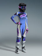 Alpinestars 2026 Stella Techstar Nomur Gear Set, equipamiento de motocross para mujer con jersey azul claro y logo Astar rosa, pantalones a juego con paneles blancos y negros, casco negro con gafas rosas y moradas, guantes rosas y botas de motocross blancas