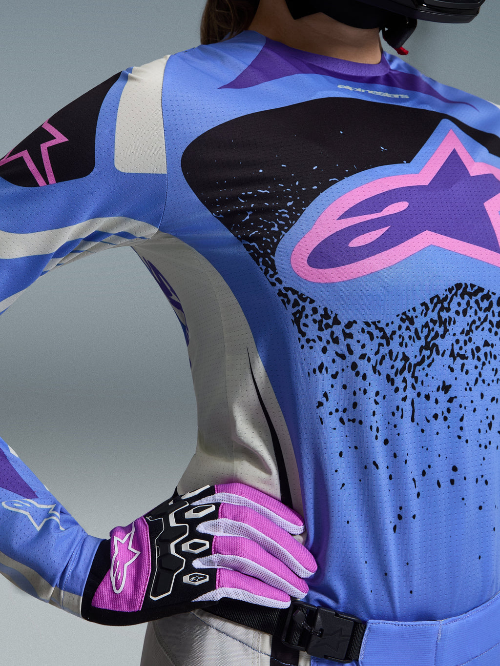 Alpinestars 2026 Stella Techstar Nomur Gear Set, equipo de motocross para mujer, azul claro y negro con logotipo de estrella rosa, usado con guantes rosas y blancos a juego, ajuste atlético de carrera diseñado para un rendimiento de élite en todo tipo de terrenos