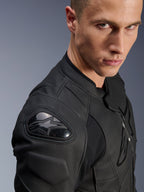 Chaqueta de cuero Alpinestars Dusk, negra, primer plano del hombro con protección externa DFS y el logo de la estrella de Alpinestars, cuero bovino premium con paneles texturizados, equipamiento deportivo para motociclista