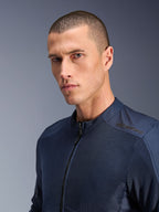 Alpinestars C-1 Air, chaqueta de moto urbana para hombre, azul, malla técnica, primer plano de modelo con logotipo en hombro