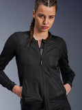 Alpinestars Stella Troop-Air Jacket, chaqueta de malla de moto para mujer, negra, construcción textil ventilada con cremallera frontal y malla técnica 2D, usada por una modelo con el pelo trenzado, equipamiento de conducción urbano contemporáneo
