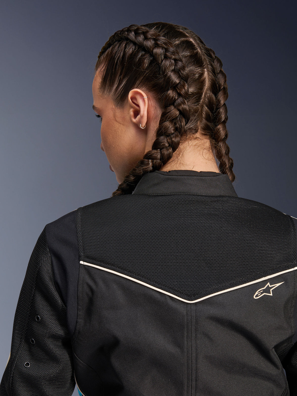 Chaqueta Alpinestars Stella T-Dyno Air, chaqueta de moto para mujer, negra con detalles en color crudo, vista de cerca del canesú trasero con malla 3D extendida para ventilación y un pequeño logo de Alpinestars bordado.