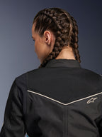 Chaqueta Alpinestars Stella T-Dyno Air, chaqueta de moto para mujer, negra con detalles en color crudo, vista de cerca del canesú trasero con malla 3D extendida para ventilación y un pequeño logo de Alpinestars bordado.