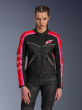 Alpinestars Stella T-Dyno Air Jacket, chaqueta de moto para mujer, negra con franjas rojo brillante y fucsia, logo Alpinestars rosa en el pecho, paneles de malla 3D para ventilación, bolsillos frontales con cremallera, ajuste entallado para conducción urbana