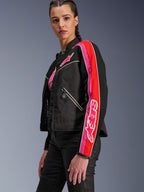 Chaqueta Alpinestars Stella T-Dyno Air para mujer, chaqueta de moto para mujer, negra con detalles en rojo brillante y fucsia, usada con pantalones negros, con el logotipo Astars rosa en el pecho y la manga, ajuste de motociclista entallado con paneles de malla para ventilación.