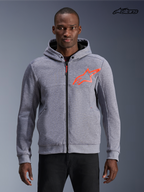Alpinestars Sudadera Chrome V2 Sport, sudadera de moto urbana para hombre, gris melange y rojo flúor, vista frontal en un modelo que muestra la construcción de forro polar técnico y diseño con cremallera