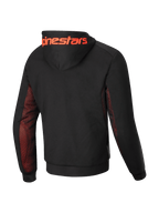 Alpinestars Sudadera Chrome Air Sport, sudadera de moto para hombre, vista trasera en color negro con paneles de malla roja en los costados y bajo las mangas, y gran logotipo Alpinestars en la capucha, certificada CE clase A