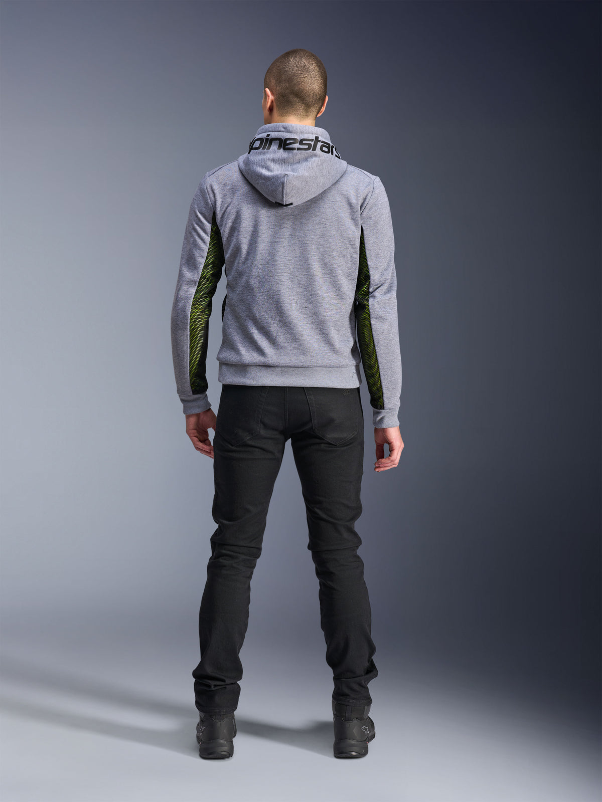 Alpinestars Chrome Air Sport Hoodie, Gray Heather Black, vista posterior de la sudadera de moto con paneles de malla verde de alto flujo en los laterales y las mangas, construcción de forro polar técnico con marca Alpinestars en la capucha, combinada con pantalones negros
