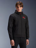 MM93 Radium Tech Hoodie, chaqueta de moto urbana negra con cremallera, número 93 en rojo y logo Alpinestars blanco en el pecho, lucida por un modelo con pantalones negros, con capucha extraíble con cordones rojos y marca en la manga, diseño casual inspirado en el motociclismo