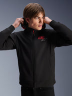 Alpinestars MM93 Radium Tech Hoodie, chaqueta de moto urbana, negra con logotipos rojos y plateados, usada por un modelo masculino, cuenta con cremallera completa y puños acanalados, prenda casual de motorsport