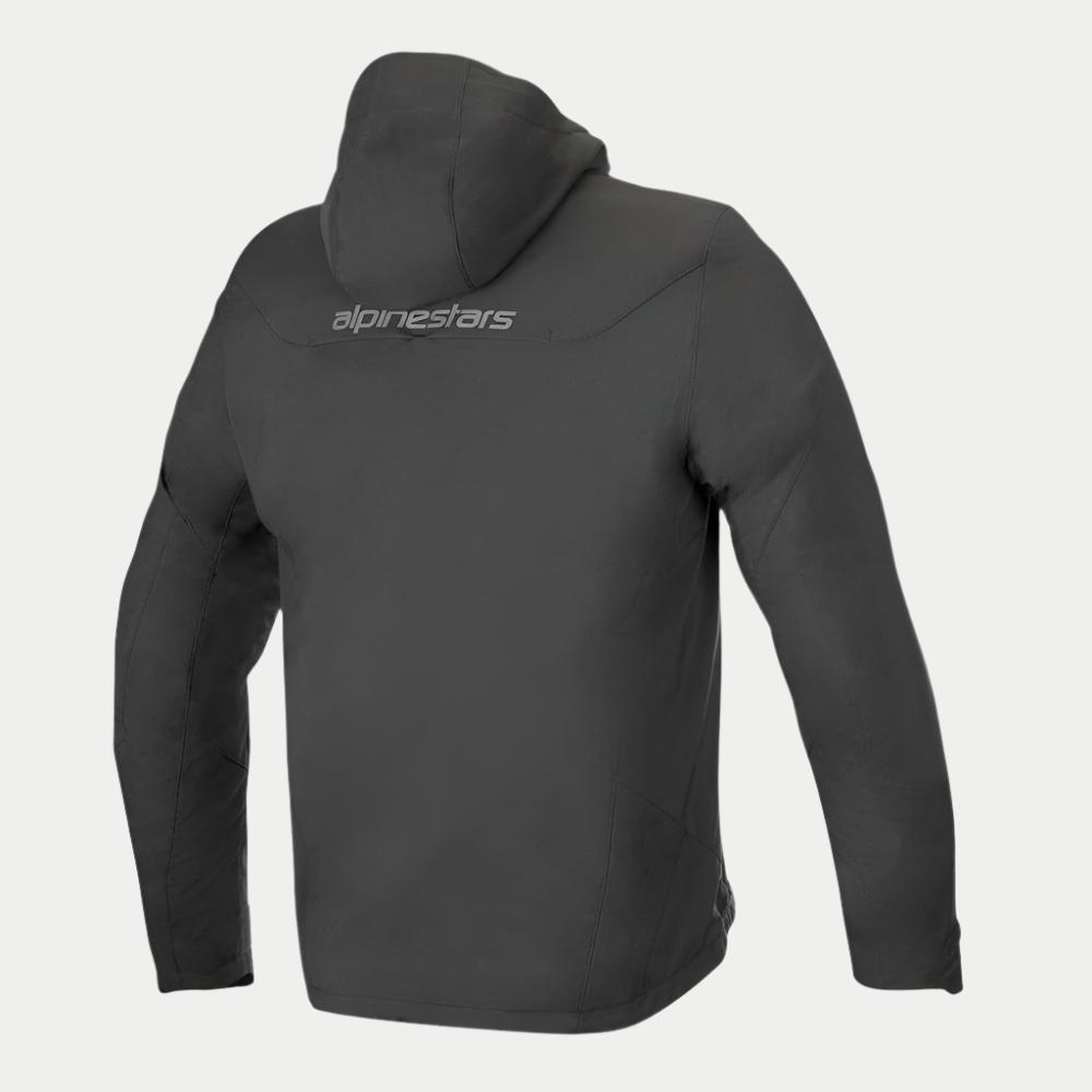 Chaqueta Alpinestars Domino Tech, negra, vista trasera que muestra la capucha fija y el logotipo gris en la parte superior de la espalda, sudadera técnica de moto de softshell para conducción urbana