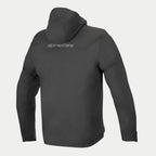 Chaqueta Alpinestars Domino Tech, negra, vista trasera que muestra la capucha fija y el logotipo gris en la parte superior de la espalda, sudadera técnica de moto de softshell para conducción urbana