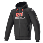 Alpinestars FQ20 Chrome Ignition Monster Hoodie, sudadera de moto negra con cremallera, logotipo '20' rojo y blanco en el pecho, marca Alpinestars, cordones rojos, logotipo blanco en el hombro, garra de Monster Energy en la manga, equipamiento protector para conducción urbana