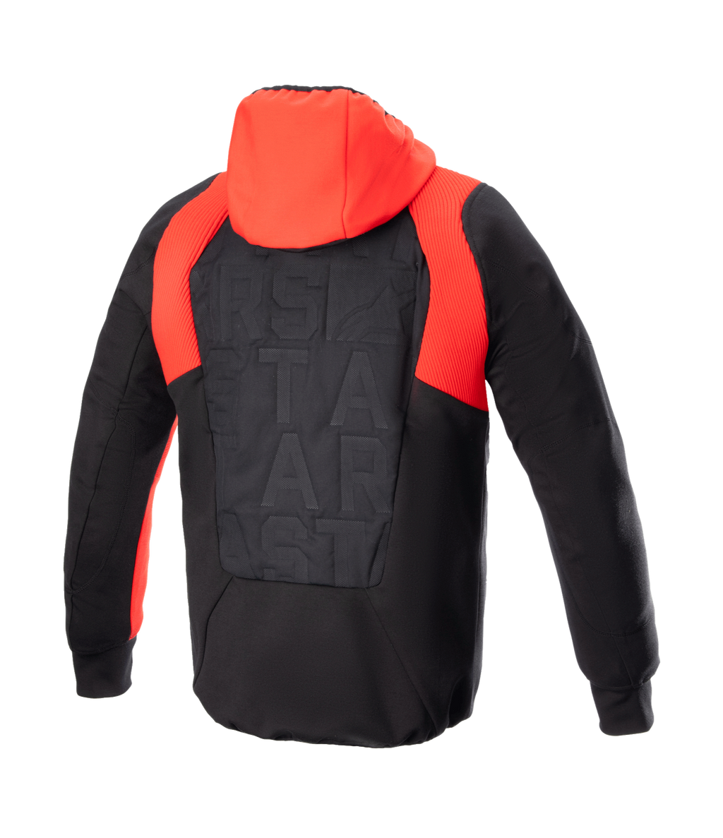 Chaqueta con capucha Alpinestars MO.ST.EQ Hybrid, vista trasera, negro y rojo llama, con capucha de color rojo brillante y detalles acanalados en los hombros, panel trasero acolchado sin costuras con logotipo en el mismo tono, sudadera protectora de moto urbana
