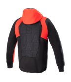 Chaqueta con capucha Alpinestars MO.ST.EQ Hybrid, vista trasera, negro y rojo llama, con capucha de color rojo brillante y detalles acanalados en los hombros, panel trasero acolchado sin costuras con logotipo en el mismo tono, sudadera protectora de moto urbana