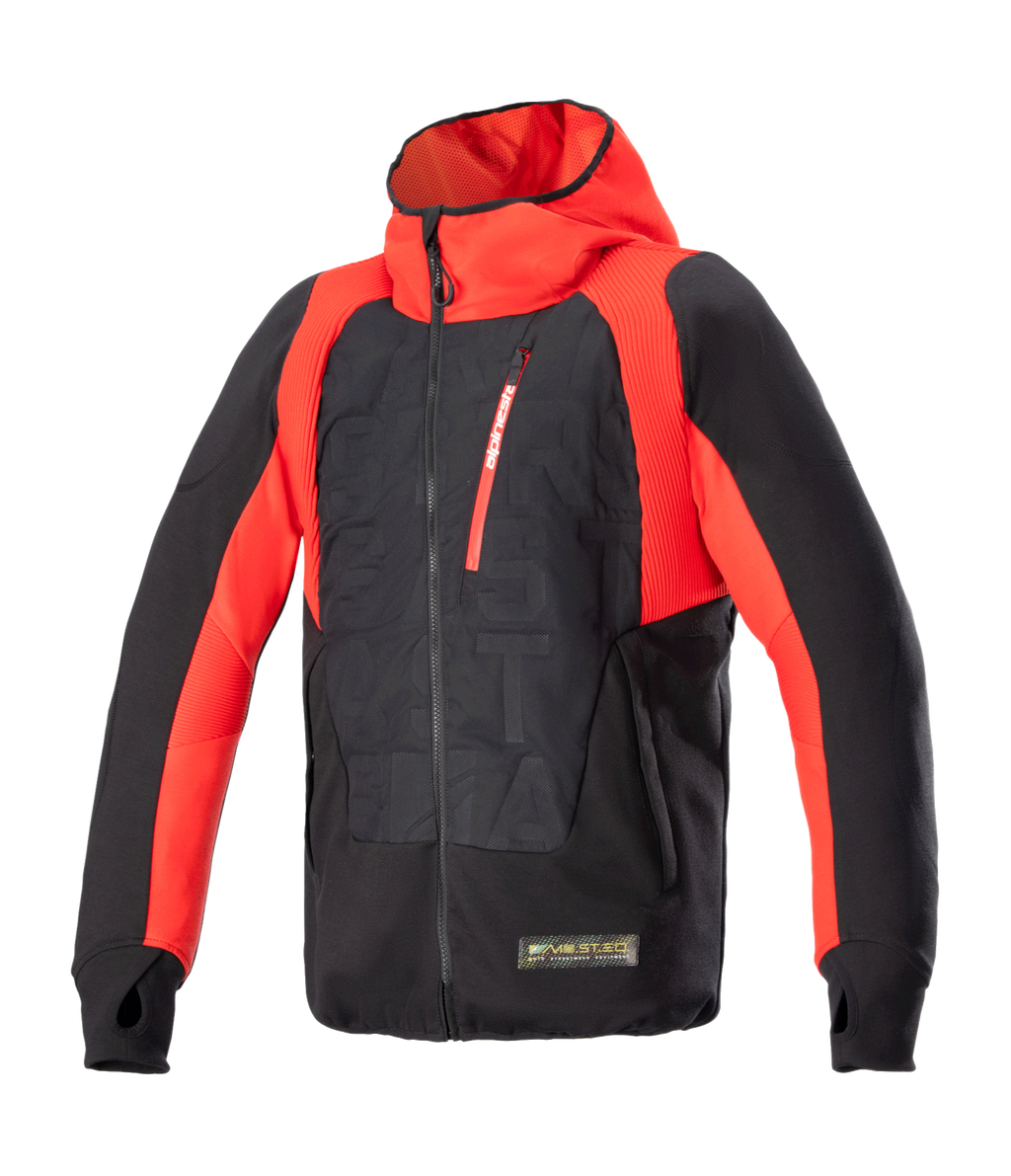 Alpinestars MO.ST.EQ Hybrid Hooded Jacket, chaqueta técnica con capucha para moto, negro y rojo llama, con cremallera frontal inclinada, bolsillo rojo en el pecho, patrón en relieve en el torso y presillas para los pulgares, combinando el estilo urbano con protección para el motorista
