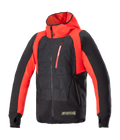 Alpinestars MO.ST.EQ Hybrid Hooded Jacket, chaqueta técnica con capucha para moto, negro y rojo llama, con cremallera frontal inclinada, bolsillo rojo en el pecho, patrón en relieve en el torso y presillas para los pulgares, combinando el estilo urbano con protección para el motorista