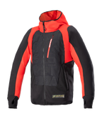 Alpinestars MO.ST.EQ Hybrid Hooded Jacket, chaqueta técnica con capucha para moto, negro y rojo llama, con cremallera frontal inclinada, bolsillo rojo en el pecho, patrón en relieve en el torso y presillas para los pulgares, combinando el estilo urbano con protección para el motorista