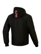Alpinestars Radium Tech Hoodie, vista trasera, negro con rojo brillante, con marca Alpinestars vertical en la capucha, carcasa técnica de 3 capas cortavientos, puños elásticos acanalados y un ajuste atlético urbano estilizado.