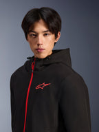 Alpinestars Radium Tech Hoodie, chaqueta de moto urbana, negro y rojo brillante, modelo masculino con una sudadera técnica con cremallera frontal y logotipo en el pecho en rojo brillante, diseño moderno para conducción urbana