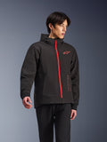 Sudadera con capucha Alpinestars Radium Tech, chaqueta de moto urbana, negra con cremallera en rojo brillante, con el logotipo de Alpinestars en rojo en el pecho y texto rojo en el lateral, capa técnica cortavientos con capucha y puños acanalados, estilo urbano moderno para motoristas