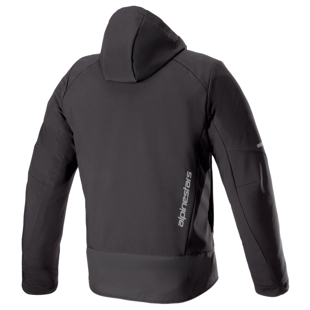 Alpinestars Neo Waterproof Hoodie, chaqueta técnica urbana para motocicleta, negra, vista posterior que muestra la capucha desmontable, logotipo vertical de Alpinestars en color plateado en la parte inferior de la espalda y detalles reflectantes en las mangas.