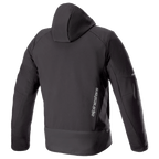 Alpinestars Neo Waterproof Hoodie, chaqueta técnica urbana para motocicleta, negra, vista posterior que muestra la capucha desmontable, logotipo vertical de Alpinestars en color plateado en la parte inferior de la espalda y detalles reflectantes en las mangas.