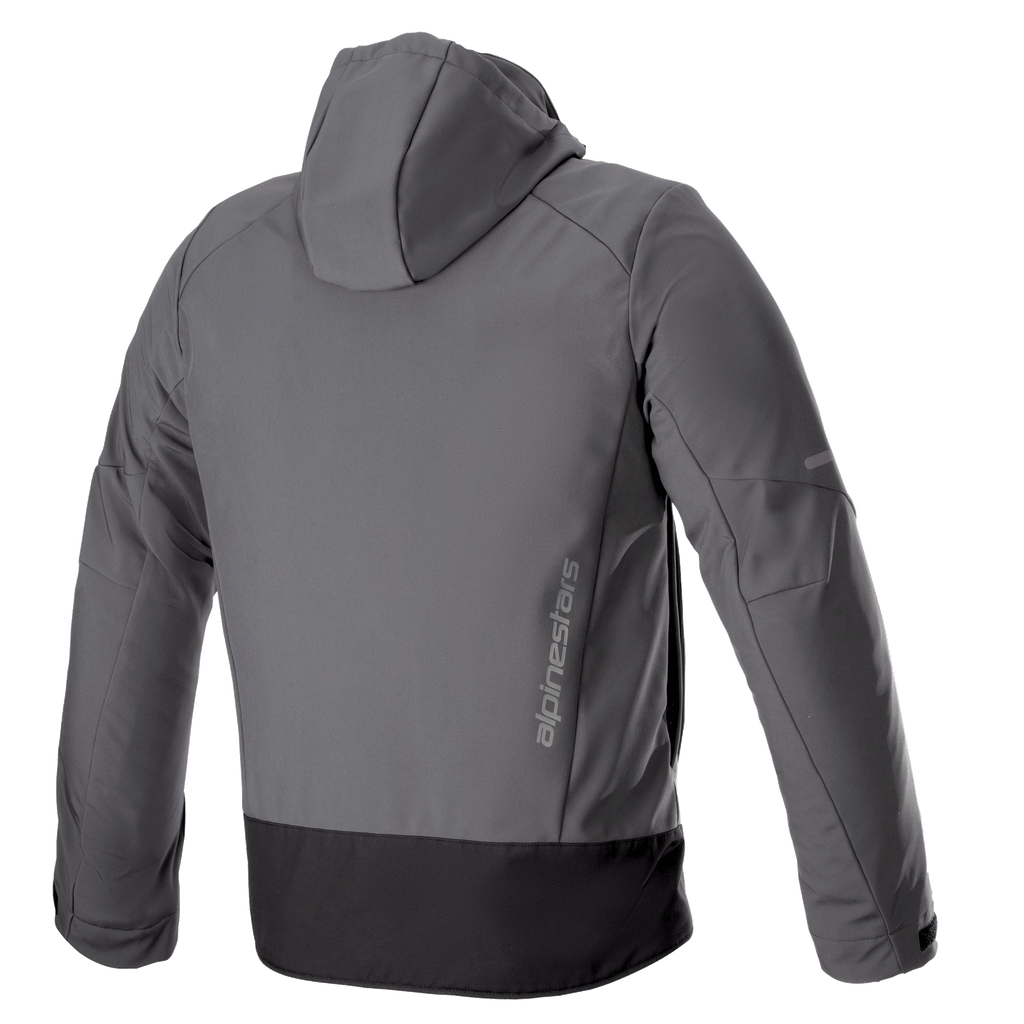 Sudadera Alpinestars Neo Waterproof Hoodie, chaqueta técnica urbana de moto, color Gris Tar y Negro, vista trasera con logotipo vertical de Alpinestars, capucha desmontable, confección en softshell impermeable con panel inferior negro.