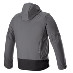 Sudadera Alpinestars Neo Waterproof Hoodie, chaqueta técnica urbana de moto, color Gris Tar y Negro, vista trasera con logotipo vertical de Alpinestars, capucha desmontable, confección en softshell impermeable con panel inferior negro.