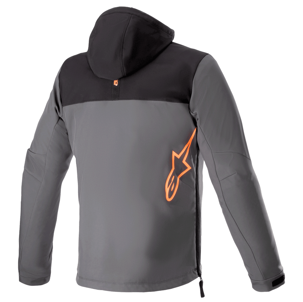 Alpinestars Sherpa Hoodie, vista trasera, chaqueta técnica de moto en negro y gris, logotipo grande de Alpinestars en naranja fluorescente en la parte inferior de la espalda, entrada con cremallera lateral, equipamiento de conducción urbana en softshell