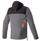 Alpinestars Sherpa Hoodie, vista trasera, chaqueta técnica de moto en negro y gris, logotipo grande de Alpinestars en naranja fluorescente en la parte inferior de la espalda, entrada con cremallera lateral, equipamiento de conducción urbana en softshell