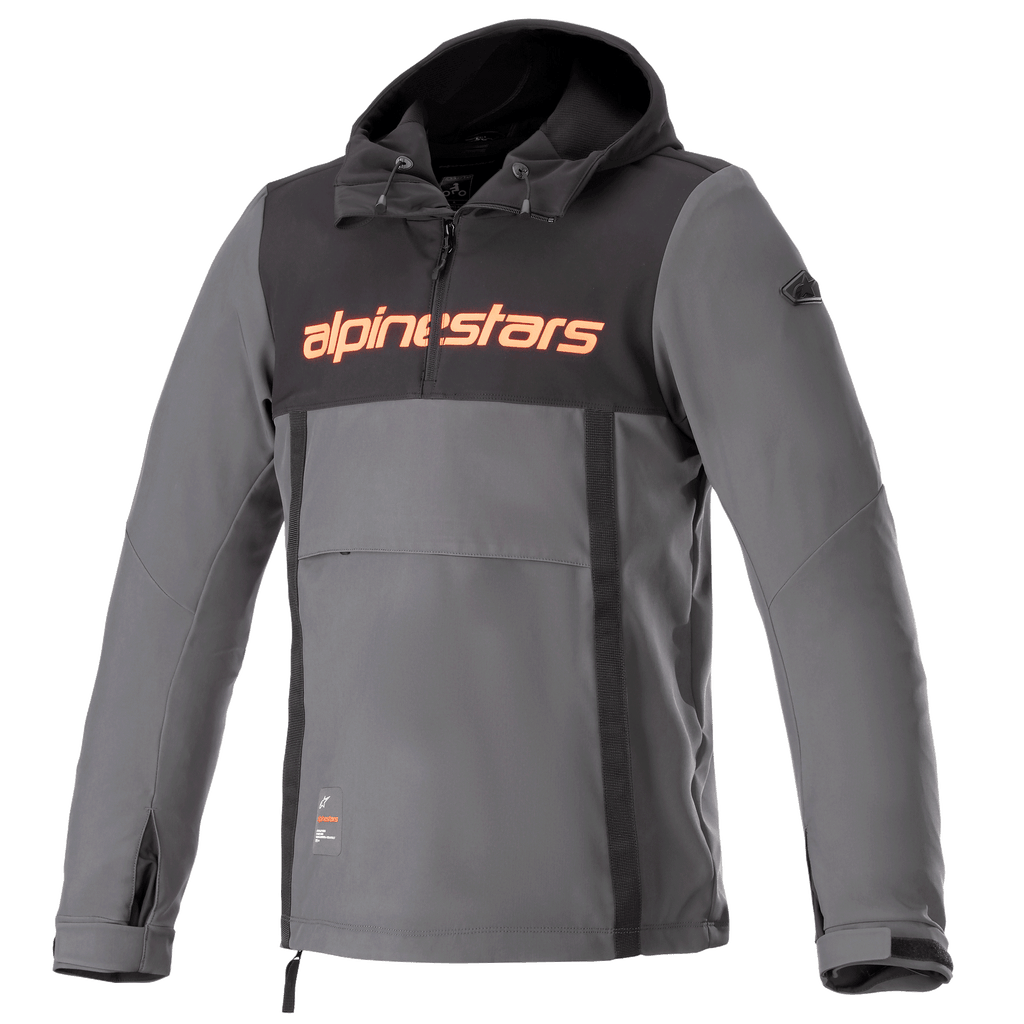 Alpinestars Sherpa Hoodie, chaqueta técnica urbana de motociclismo, gris con panel negro en el pecho y logo naranja, estilo anorak con bolsillo delantero y puños ajustables, diseño de softshell cortaviento