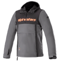 Alpinestars Sherpa Hoodie, chaqueta técnica urbana de motociclismo, gris con panel negro en el pecho y logo naranja, estilo anorak con bolsillo delantero y puños ajustables, diseño de softshell cortaviento