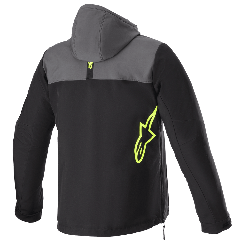 Alpinestars Sherpa Hoodie, vista posterior, color gris y negro con acentos en amarillo flúor, logotipo de estrella amarillo neón en el lateral, chaqueta de moto softshell con capucha, detalle de cremallera lateral, ropa técnica para desplazamientos urbanos