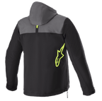 Alpinestars Sherpa Hoodie, vista posterior, color gris y negro con acentos en amarillo flúor, logotipo de estrella amarillo neón en el lateral, chaqueta de moto softshell con capucha, detalle de cremallera lateral, ropa técnica para desplazamientos urbanos