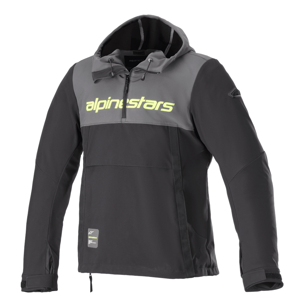 Alpinestars Sherpa Hoodie, sudadera técnica para moto, gris oscuro y negro, logotipo en amarillo flúor en el pecho, estilo anorak con capucha y media cremallera, chaqueta de conducción urbana de softshell