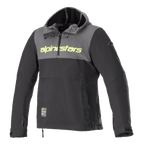Alpinestars Sherpa Hoodie, sudadera técnica para moto, gris oscuro y negro, logotipo en amarillo flúor en el pecho, estilo anorak con capucha y media cremallera, chaqueta de conducción urbana de softshell